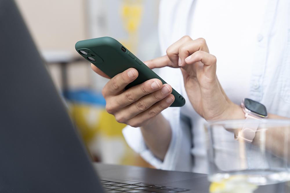 Online konzultáció laptopon és mobiltelefonon